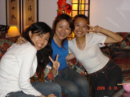 2004 (29).jpg - Jun 16, 2004 迎新送舊(老師家) [Lab newcomer welcome party (Prof. Shiau's house)]-8